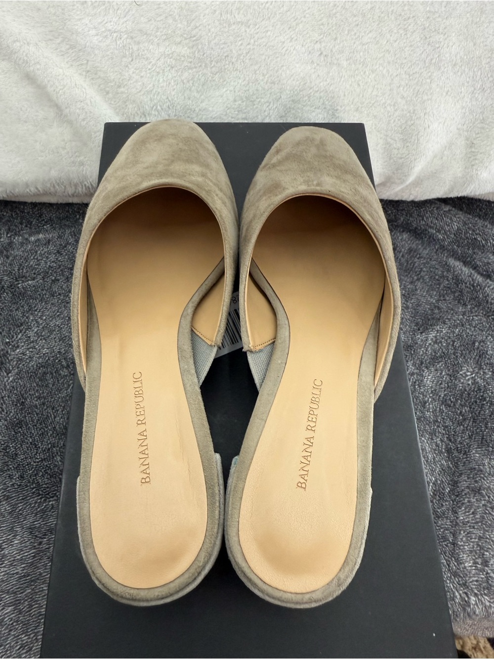 Women’s Banana Republic Tan Suede Mules Size 7.5 Mid Block Heel - Picture 2 of 10
